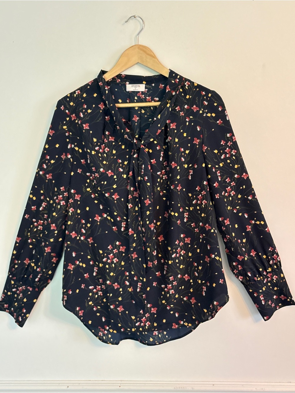 Untuckit Lynn Women’s Navy Floral Top Blouse Size Large Career Office Business